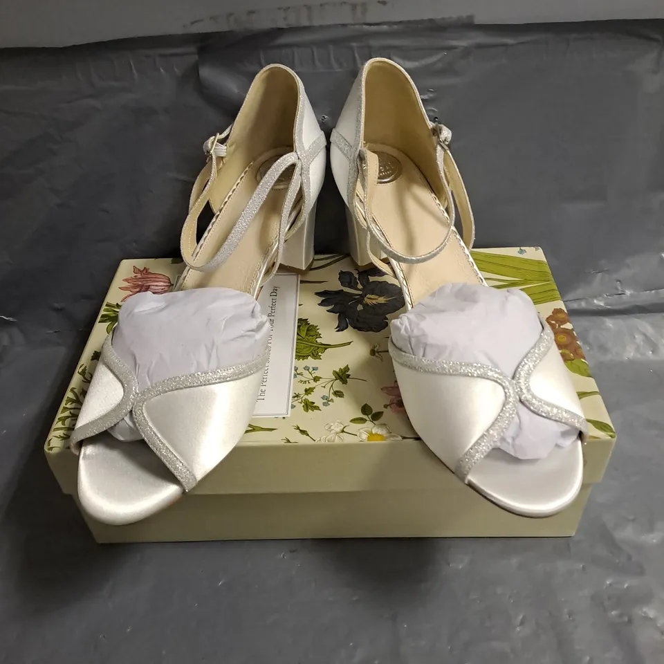 BOXED PAIR OF THE PERFECT BRIDAL SABRINA WEDDING HEELS IN WHITE SATIN SIZE UK 9