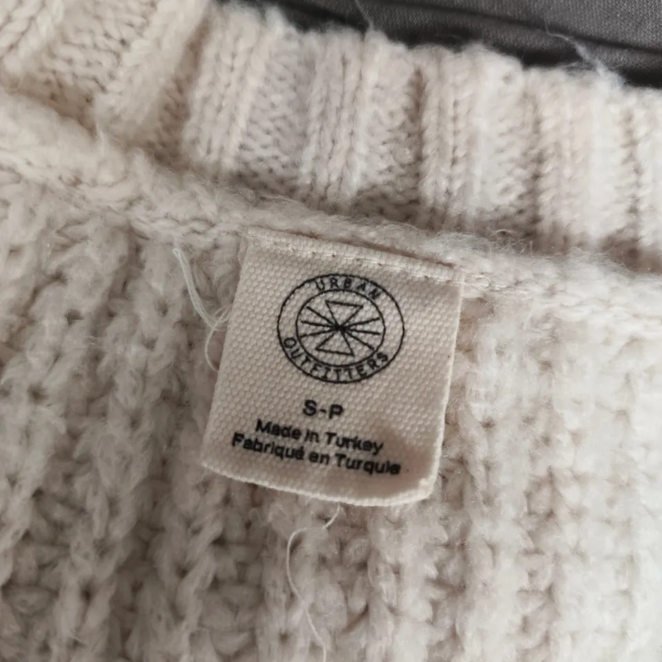 URBAN OUTFITTERS CREAM CABLE-KNIT SLEEVELESS VEST – SIZE S-P