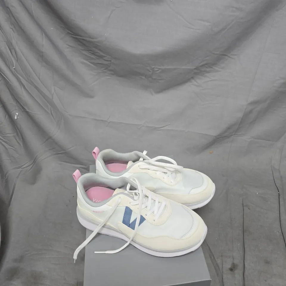 VIONIC WOMEN'S SNEAKERS – WHITE/CREAM WITH BLUE SIDE STRIPE, UK 7 (EU 41)