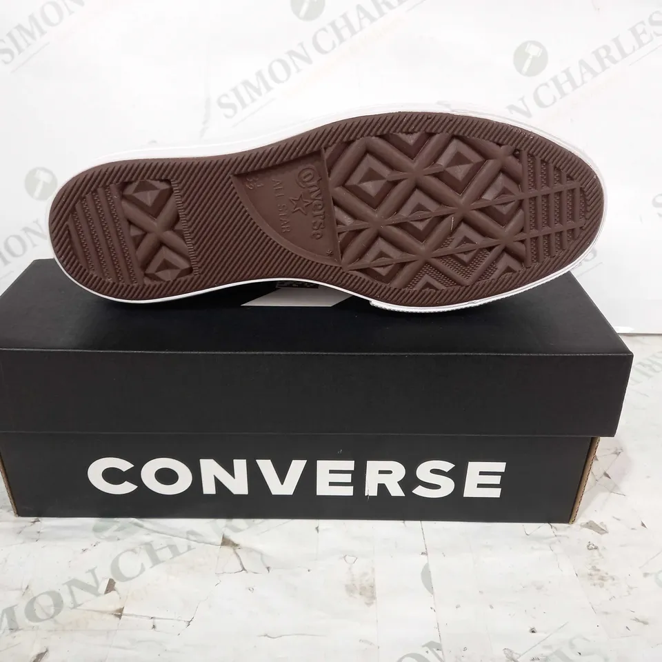 BOXED PAIR OF CONVERSE ALL STAR CANVAS SHOES IN WHITE UK SIZE 3.5