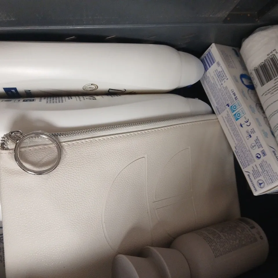 APPROXIMATELY 12 ASSORTED COSMETIC ITEMS INCLUDING VARIOUS MAKES AND BRANDS - COLLECTION ONLY