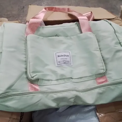 BOX CONTAINING LARGE AMOUNT OF TRAVEL BAGS