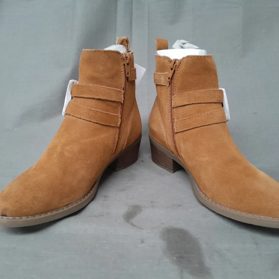 BOXED PAIR OF HUSH PUPPIES WOMEN JENNA ANKLE BOOTS IN TAN UK SIZE 3