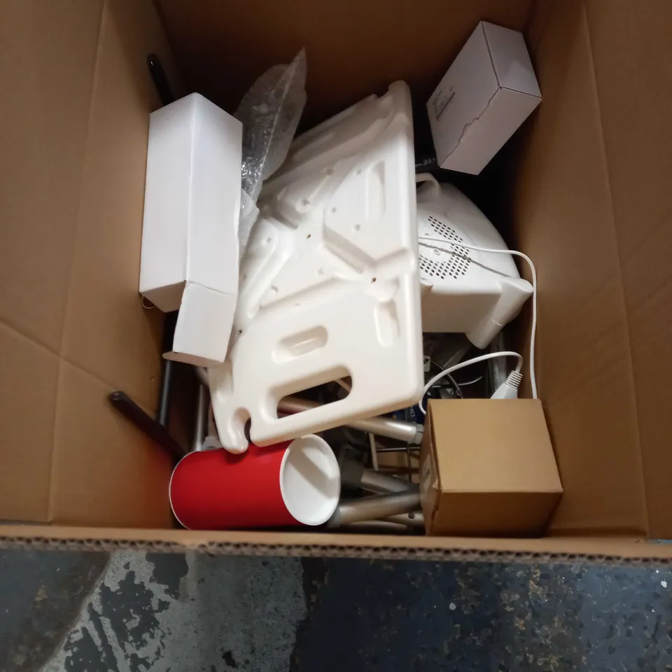 LARGE BOX OF APPROXIMATELY 20 ASSORTED HOUSEHOLD ITEMS TO INCLUDE: PEDIGREE HOOVER BAGS, MUFFIN TRAY, HARD HAT