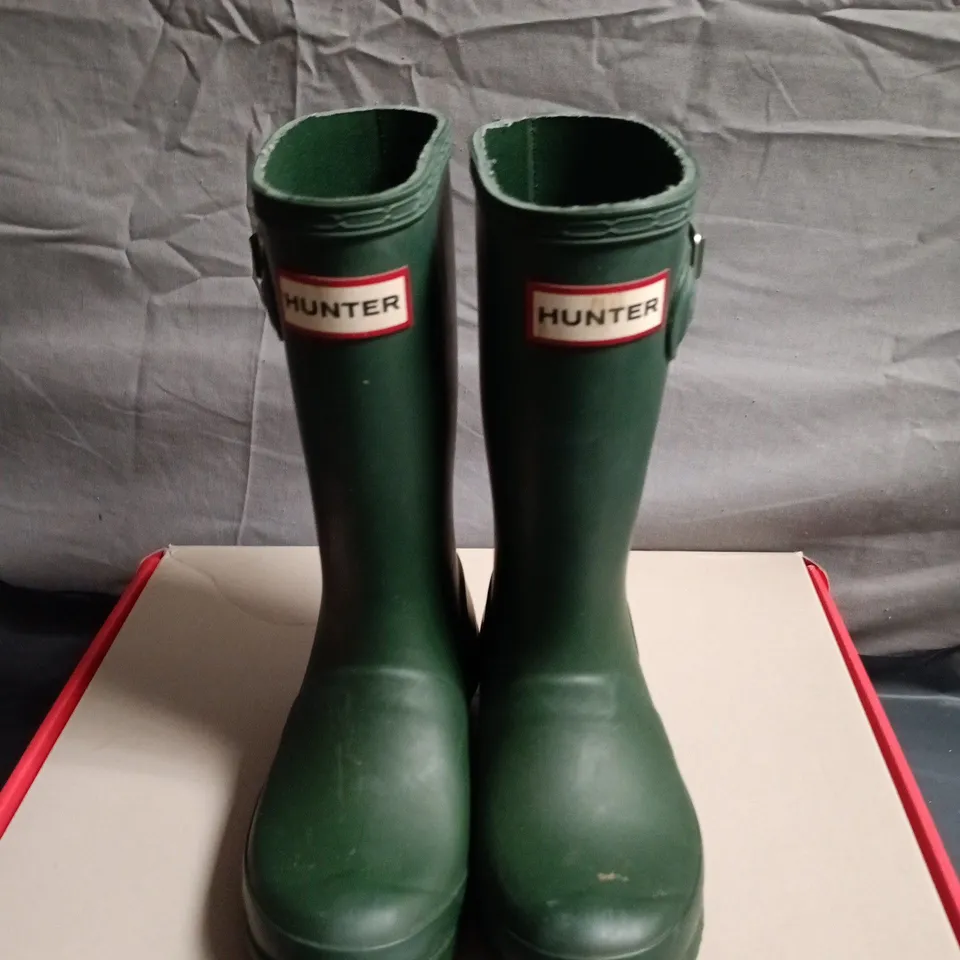 BOXED PAIR OF HUNTER ORIGINAL KIDS NEBULA GREEN RAIN BOOTS – UK 12