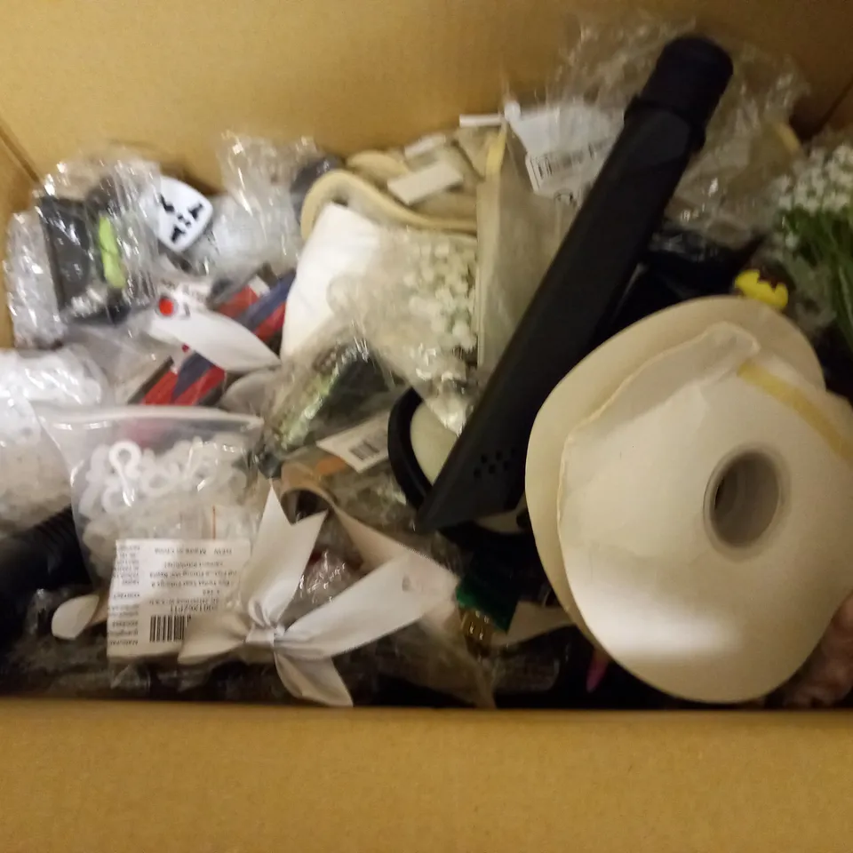 LARGE QUANTITY OF ASSORTED HOUSEHOLD BITS AND BOBS