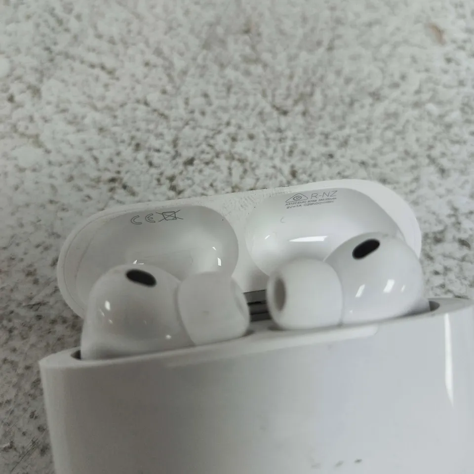 WIRELESS EARBUDS IN CHARGING CASE - WHITE (AIRPODS PRO STYLE)