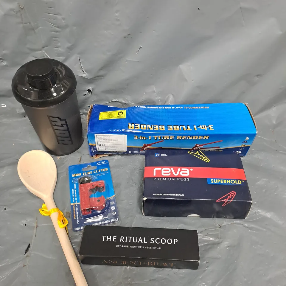 APPROXIMATELY 15 ASSORTED HOUSEHOLD ITEMS TO INCLUDE PEGS, TUBE BENDER, COOKWARE ETC 