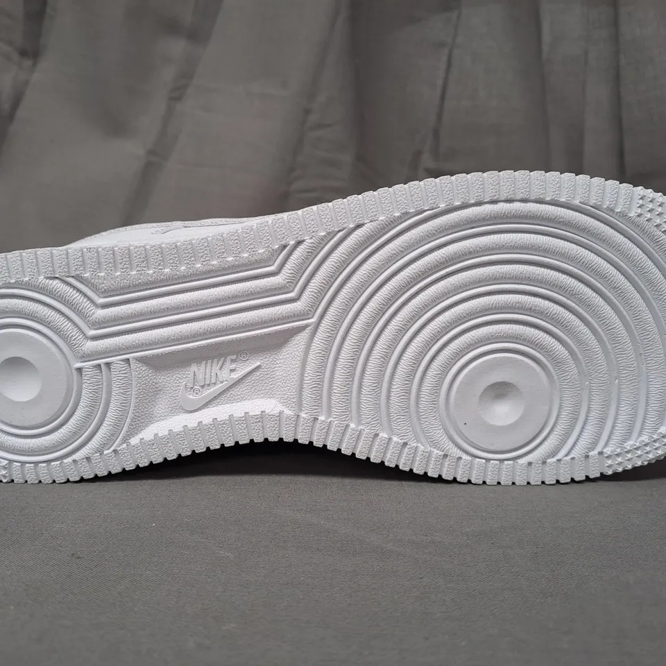 PAIR OF NIKE AIR FORCE 1 SHOES IN WHITE UK SIZE 6