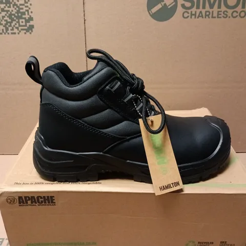BOXED PAIR OF APACHE HAMILTON WIDE FIT BOOTS IN BLACK - UK 6
