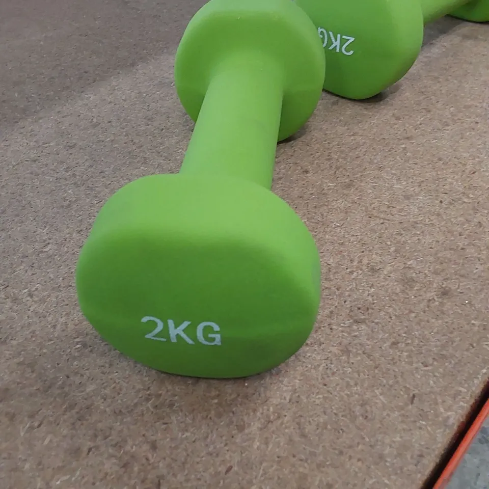 BOXED SET OF 2 NEOPRENE DUMBELLS - GREEN // 2 X 2KG