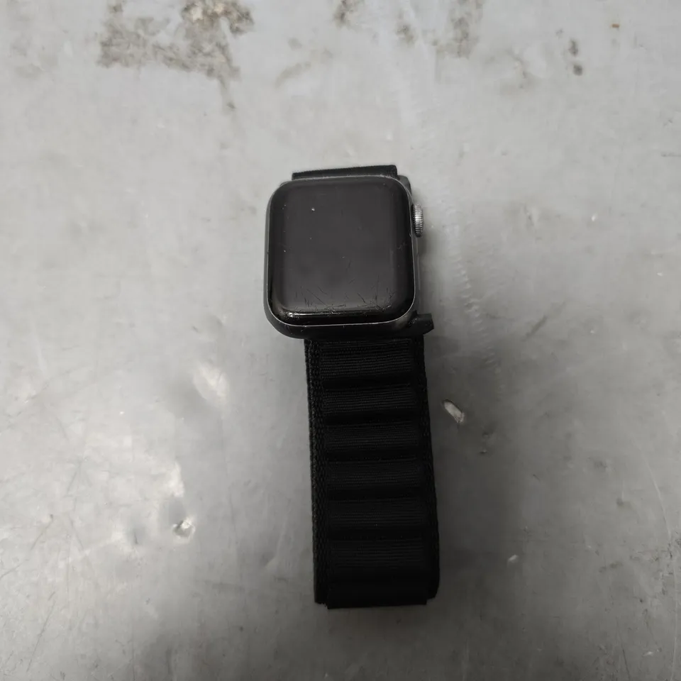 APPLE WATCH SERIES 4 IN BLACK