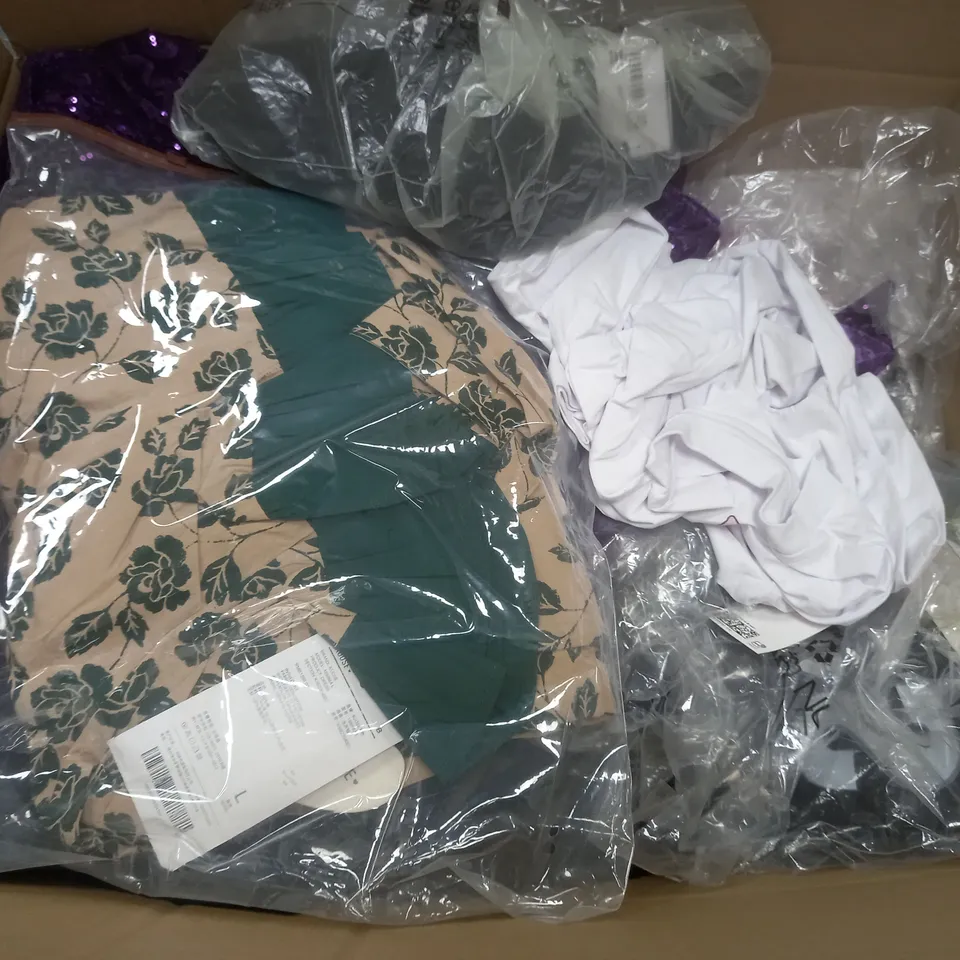 LOT OF APPROX 20 ASSORTED CLOTHING ITEMS AND ACCESSORIES TO INCLUDE; T-SHIRTS, JUMPERS , UNDERWEAR ETC
