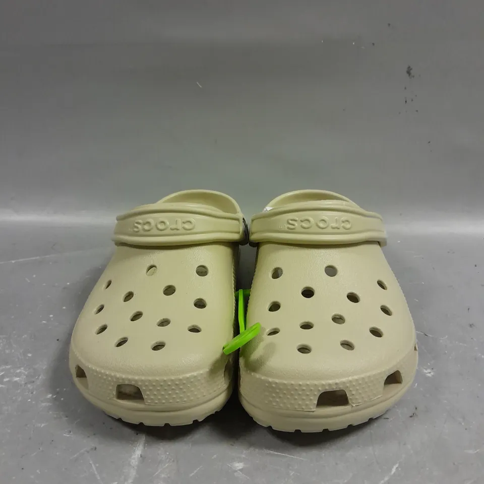 BOXED PAIR OF CROCS CLASSIC ROOMY FIT SLIP ON SHOES IN BONE WHITE - 6