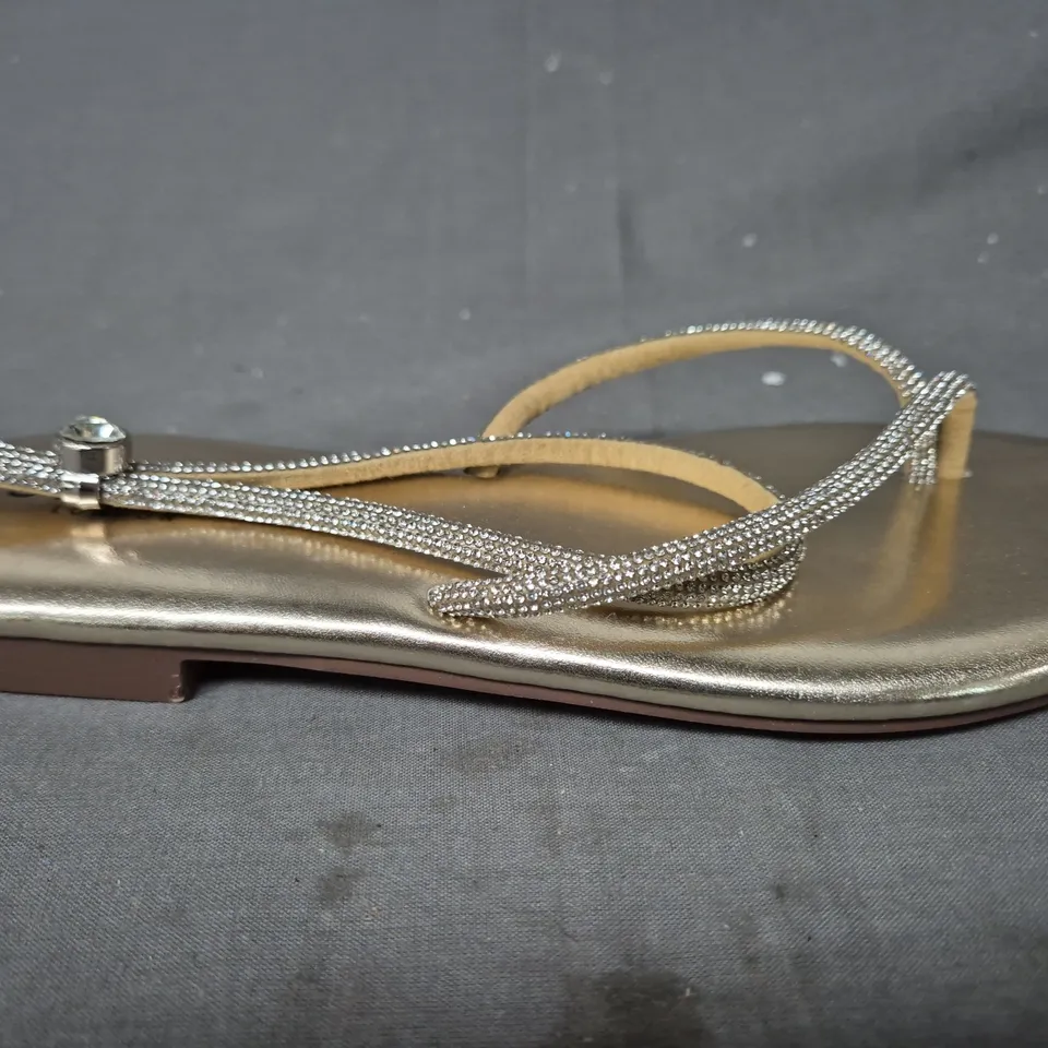 BOXED PAIR OF SIMMI LONDON TOE-POST FLAT SANDALS IN METALLIC GOLD UK SIZE 6