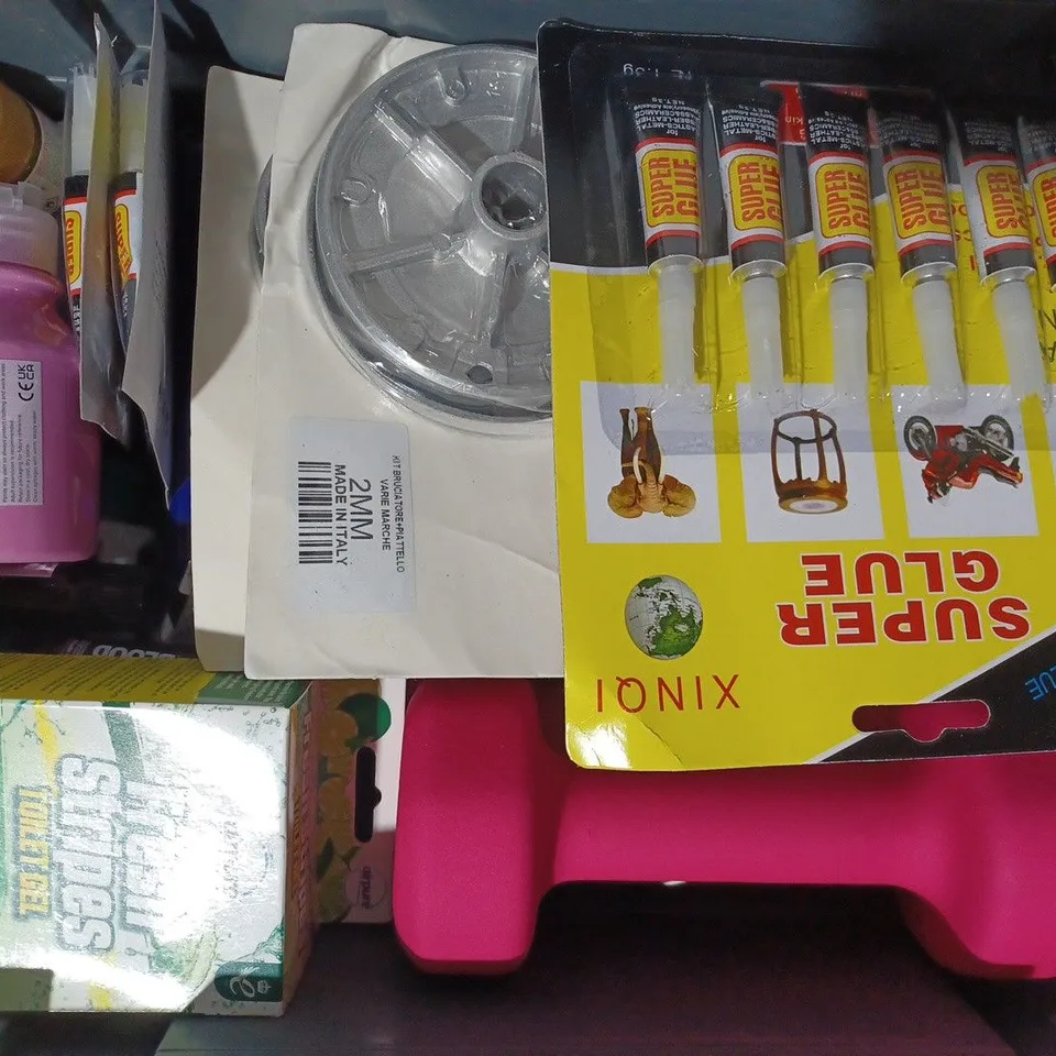 APPROXIMATELY 15 ASSORTED HOUSEHOLD ITEMS TO INCLUDE FITHUT 3KG DUMBBELLS IN PINK, CALGON POWERBALL, ETC