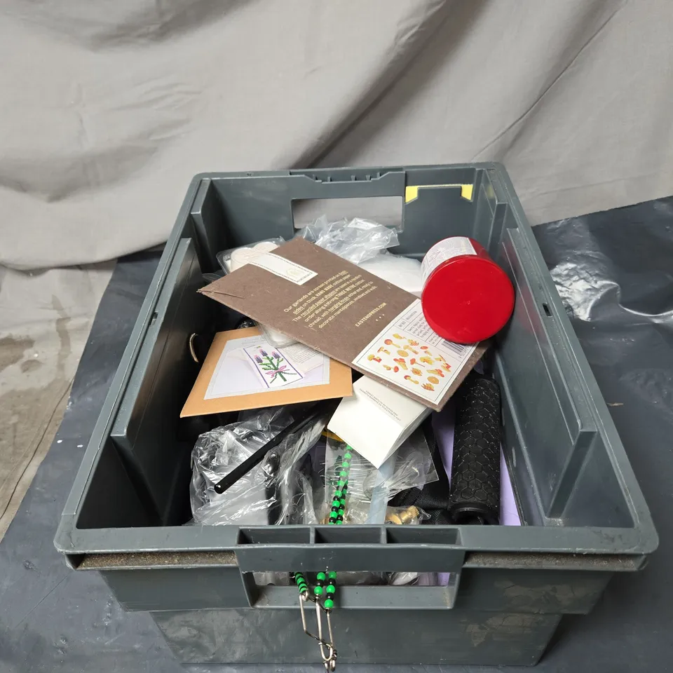 APPROXIMATELY 15 ASSORTED ITEMS TO INCLUDE CROSS STITCH BOOKMARK KIT, JEWELLERY CLEANER, EAST END PRESS GARLAND SET, VILLAGE METLS ETC