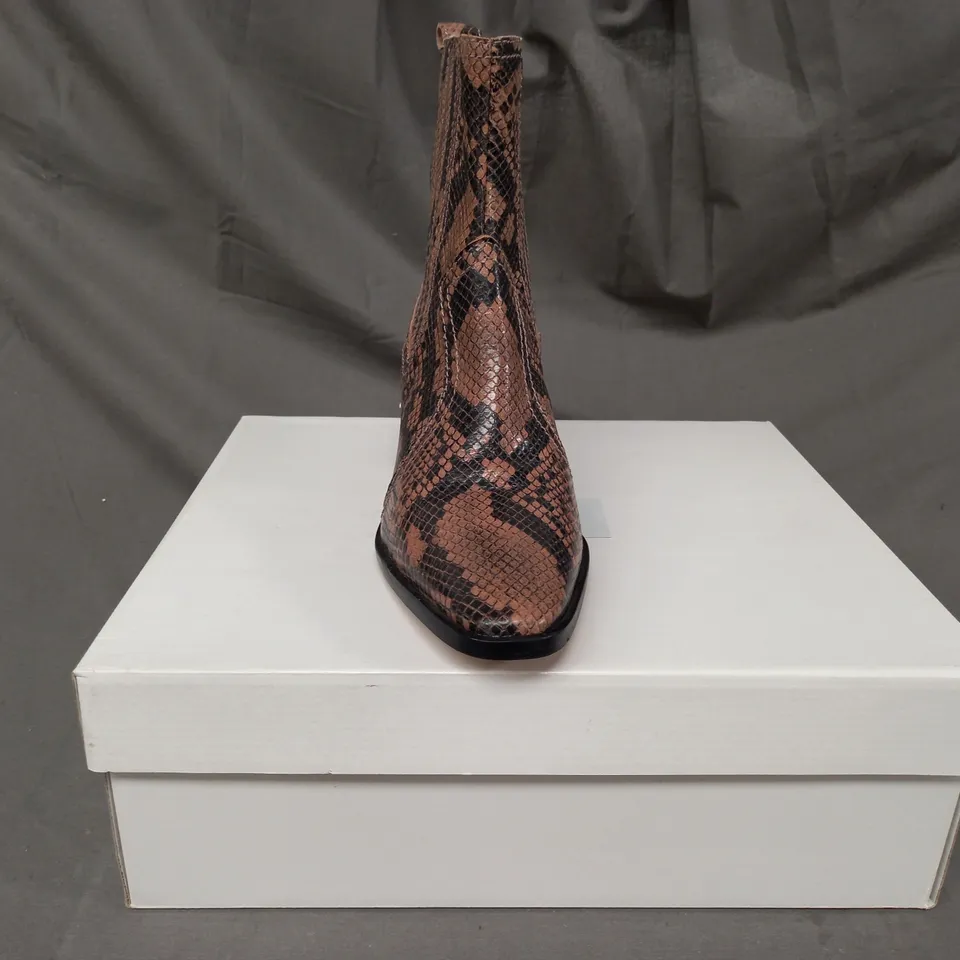 BOXED PAIR OF SOLEA FARES LEATHER ANKLE BOOTS IN TAUPE EU SIZE 38