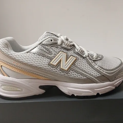 BOXED PAIR OF NEW BALANCE MEN'S RUNNING SHOES – SILVER/GREY - UK ISZE 4.5