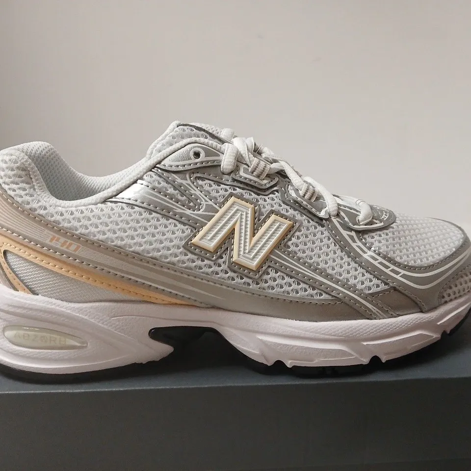 BOXED PAIR OF NEW BALANCE MEN'S RUNNING SHOES – SILVER/GREY - UK ISZE 4.5
