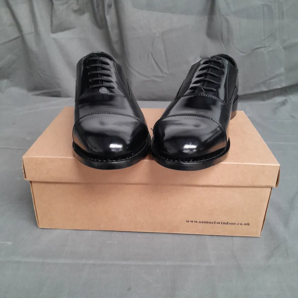 BOXED PAIR OF SAMUEL WINDSOR BLACK SMART SHOES SIZE 8