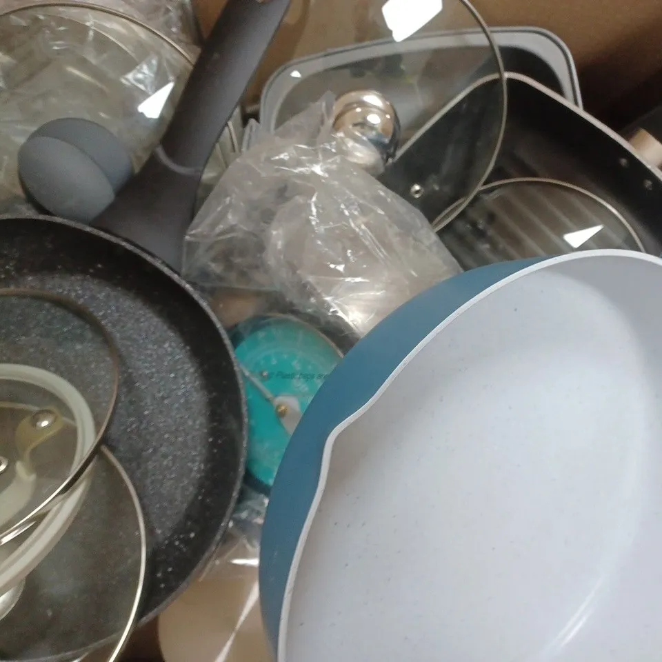 BOX OF APPROXIMATELY 10 ASSORTED COOKWARE ITEMS TO INCLUDE VARIOUS SETS OF POTS AND PANS - COLLECTION ONLY