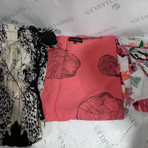 APPROXIMATELY 10 CLOTHING ITEMS INCLUDING: SKIRTS AND T-SHIRTS (ALL IN DIFFERENT SIZES)