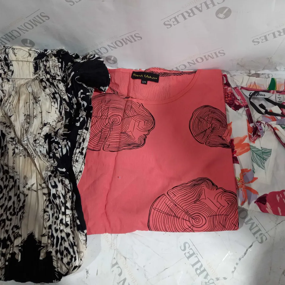 APPROXIMATELY 10 CLOTHING ITEMS INCLUDING: SKIRTS AND T-SHIRTS (ALL IN DIFFERENT SIZES)