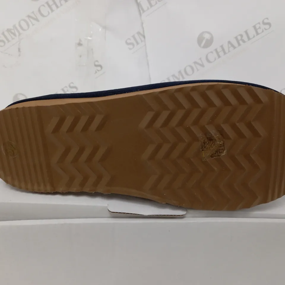 BOXED BONOVA SHEEPSKIN SLIPPERS NAVY - SIZE 7 