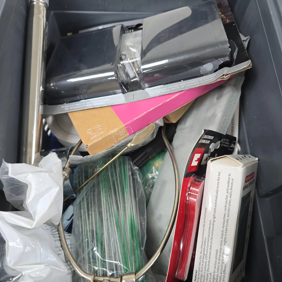 APPROXIMATELY 15 ASSORTED HOUSEHOLD PRODUCTS TO INCLUDE SMOL DISHWASHER TABLETS, SQEEZE READY SWEET METHOD PELLETS AND SOLAR POWERED FENCE AND POST LIGHTS