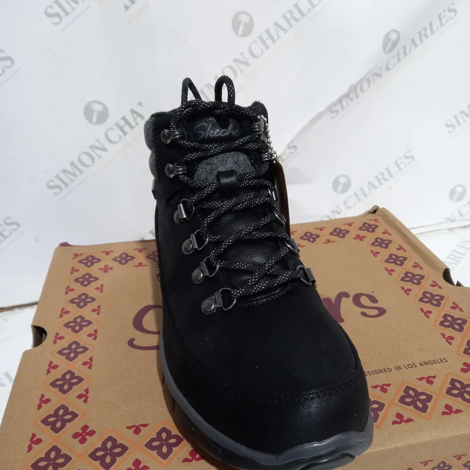 BOXED PAIR OF SKECHERS SYNERGY WARM BOOTS, BLACK - SIZE 5