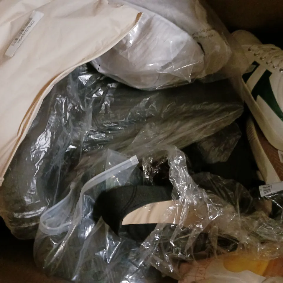 BOX OF APPROXIMATELY 15 ASSORTED PAIRS OF SHOES AND FOOTWEAR ITEMS IN VARIOUS COLOURS, STYLES, AND SIZES - COLLECTION ONLY