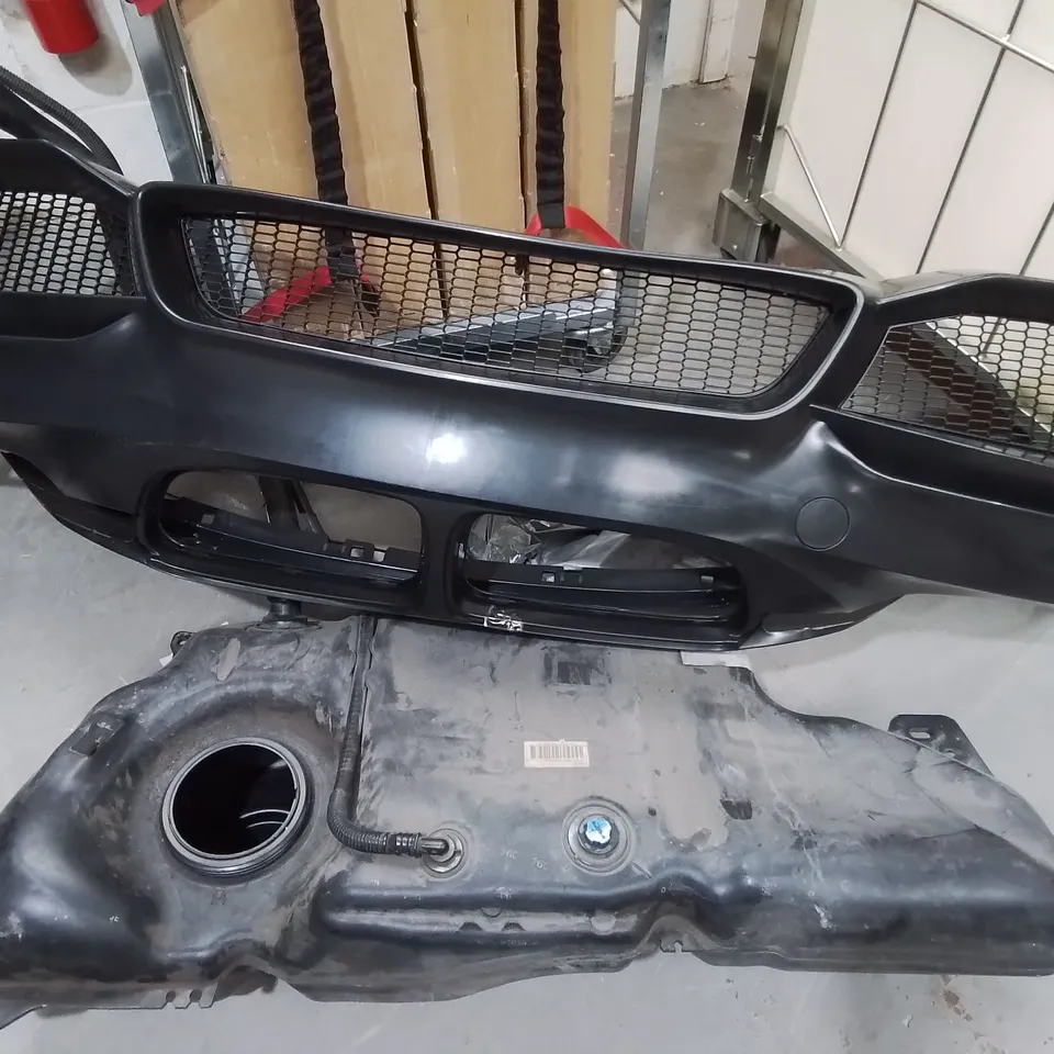 CAGE OF ASSORTED ITEMS TO INCLUDE KALORIK GRILL, TOWER AIR FRYER, PEDESTAL BASE AND CAR PARTS  - COLLECTION ONLY
