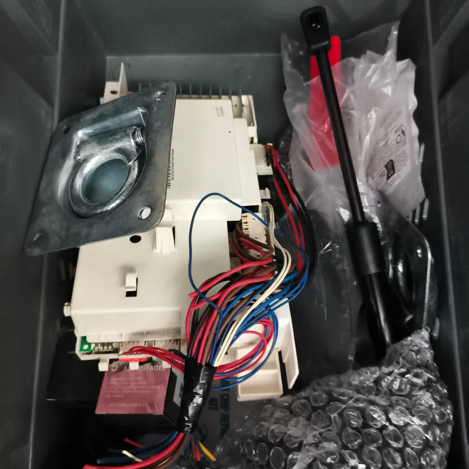 APPROXIMATELY 10 ASSORTED VEHICLE PARTS AND ACCESSORIES TO INCLUDE TOOLS, KEY HOLDER, BEARINGS ETC - COLLECTION ONLY