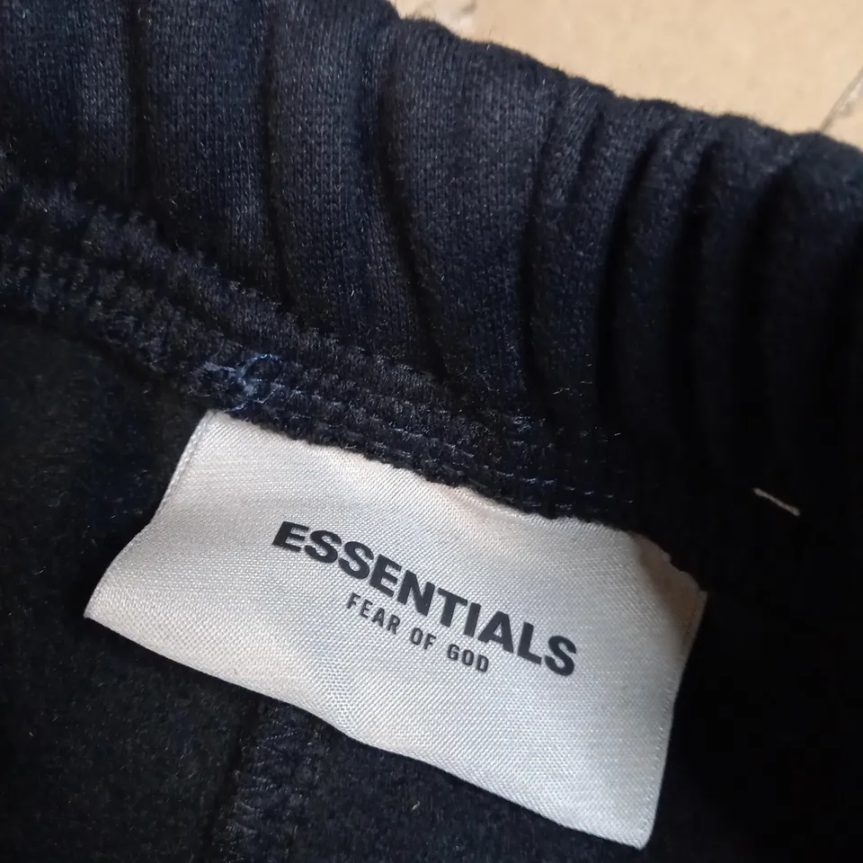 LARGE ESSENTIALS BLACK SHORTS 