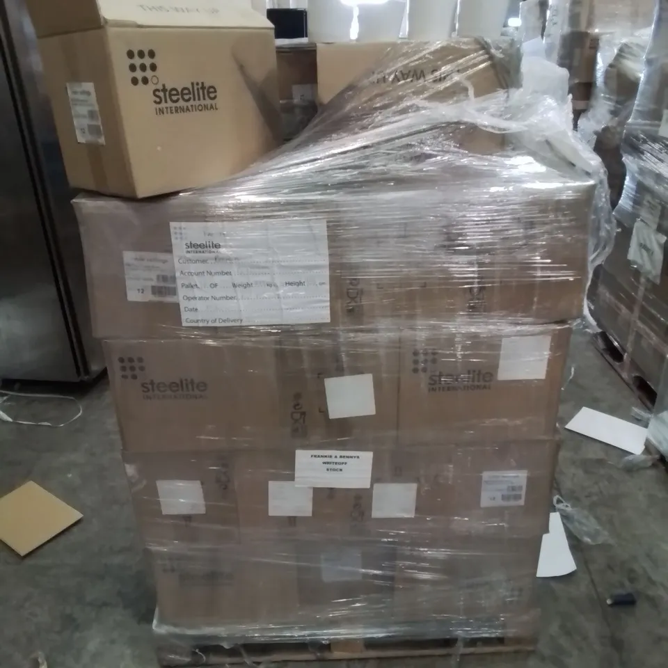 PALLET CONTAINING LARGE AMOUNT OF TILTED SIDE POTS/RAMEKINS (GREEN AND WHITE)