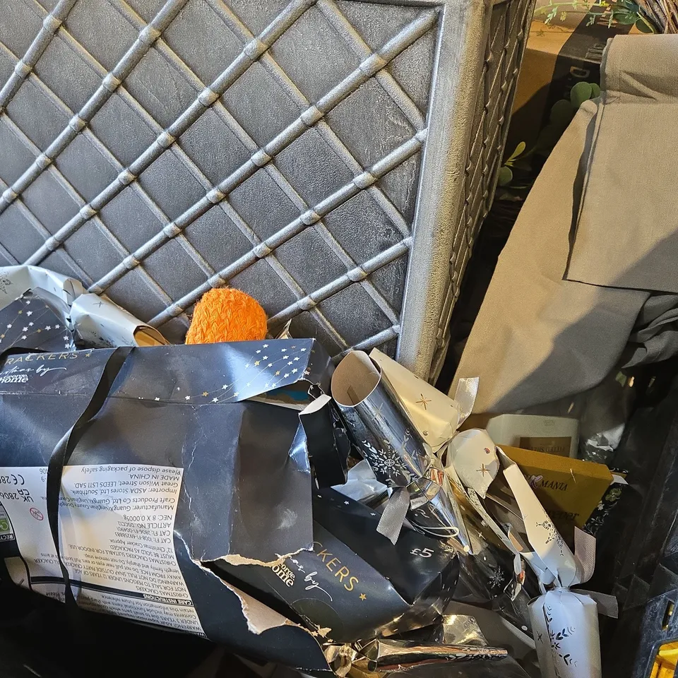 PALLET OF A LARGE ASSORTED AMOUNT OF BEDDING AND SOFT FURNISHING  AND ACCESSORIES TO INCLUDE - GREY PLANTER , BOUNCY BALL , DOOR WREATH ETC - COLLECTION ONLY