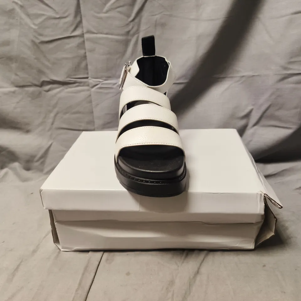 BOXED PAIR OF UNBRANDED OPEN TOE SANDALS IN WHITE/BLACK SIZE UK 5