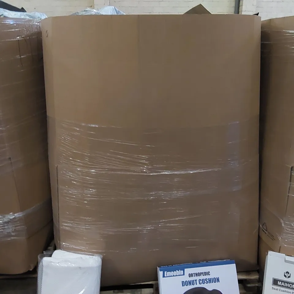 PALLET OF ASSORTED ITEMS INCLUDING: BEDDING, CUSHIONS 
