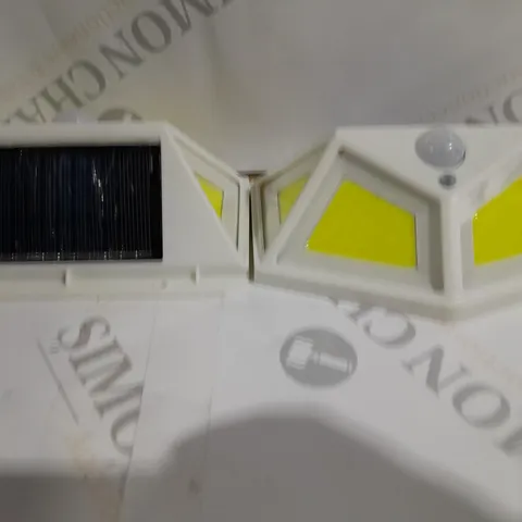 BUILDCRAFT 400 LUMENS SECURITY SOLAR LIGHT