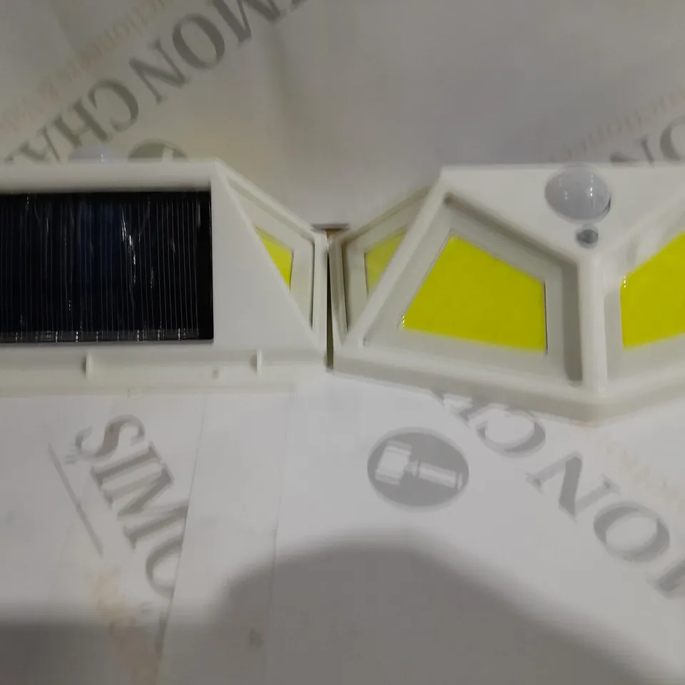 BUILDCRAFT 400 LUMENS SECURITY SOLAR LIGHT 