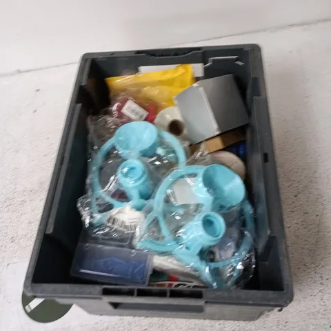 APPROXIMATELY 15 ASSORTED HOUSEHOLD ITEMS INCLUDING SPEAKER, SMALL PLASTIC PARTS ETTC.
