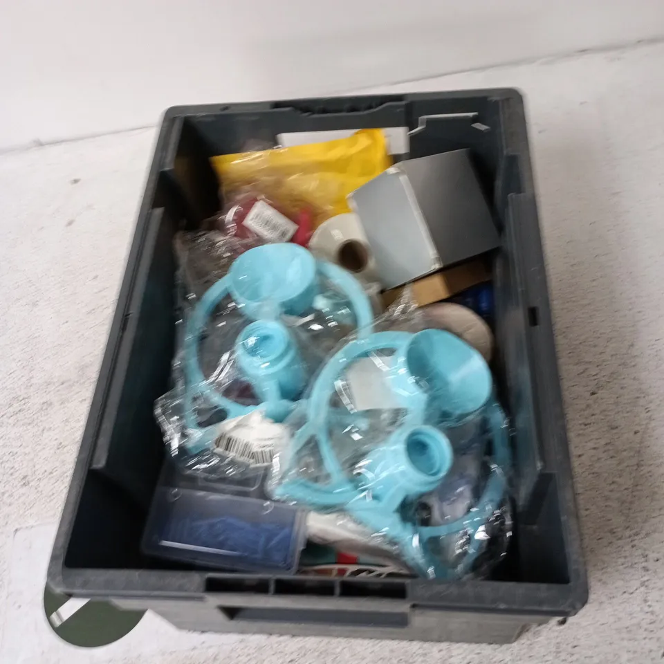 APPROXIMATELY 15 ASSORTED HOUSEHOLD ITEMS INCLUDING SPEAKER, SMALL PLASTIC PARTS ETTC. 