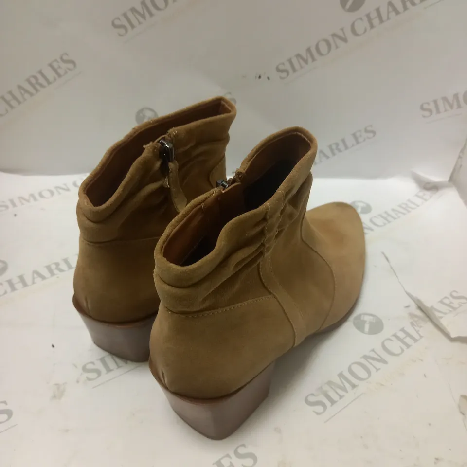 BEIGE / SAND BOOTS WITH HEELS - SIZE 9