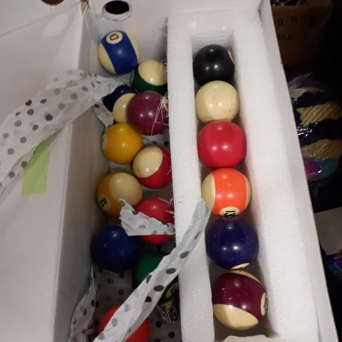 SET OF SNOOKER BALLS