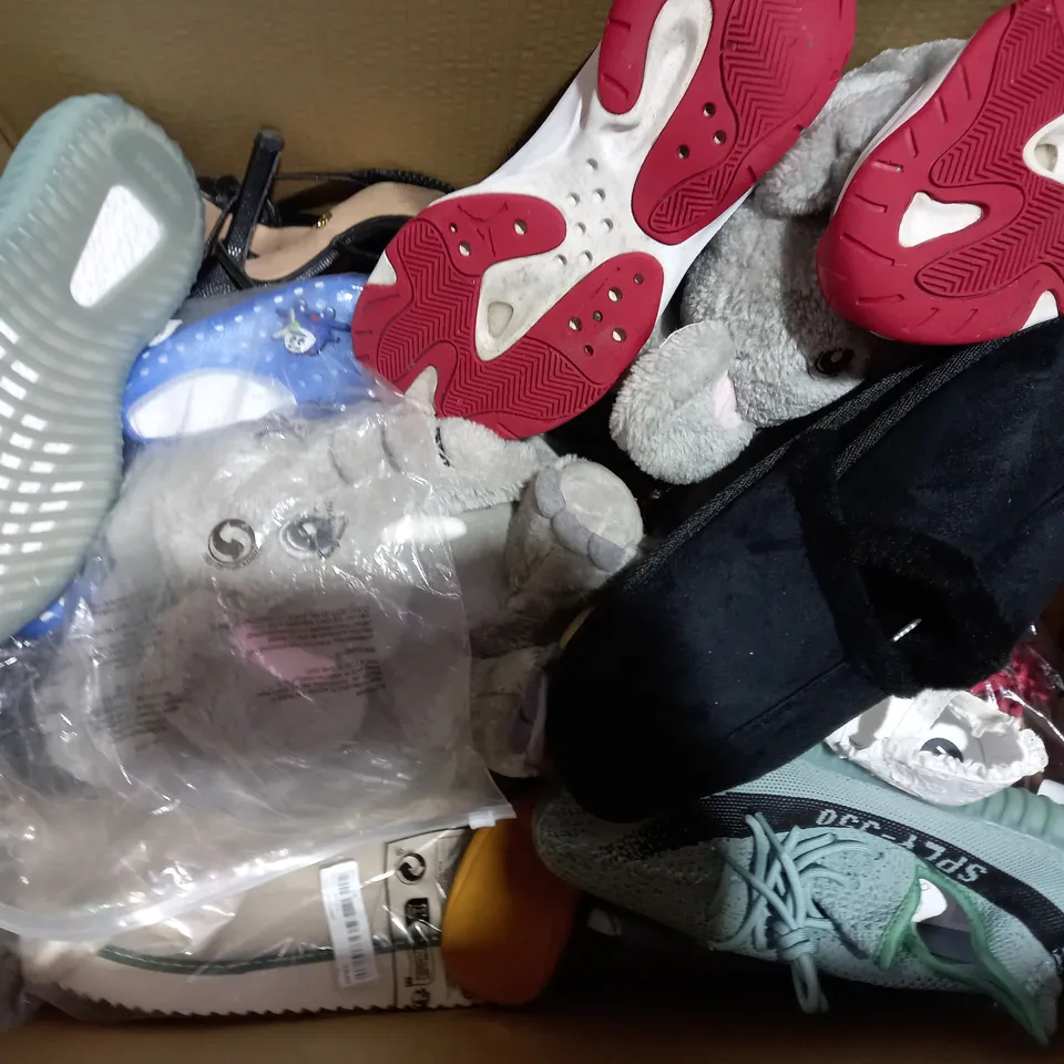 BOX OF APPROXIMATELY 10 ASSORTED PAIRS OF SHOES AND FOOTWEAR ITEMS IN VARIOUS STYLES AND SIZES TO INCLUDE FRATELLI ROSSETTI, SALOMON, ETC