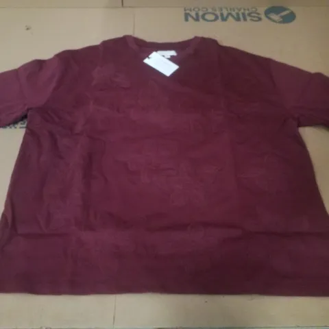 BOX CONTAINING APPROXIMATELY 8 BRAND NEW SIMPLY BE BURGUNDY FLORAL BURNOUT TEES - SIZE 10