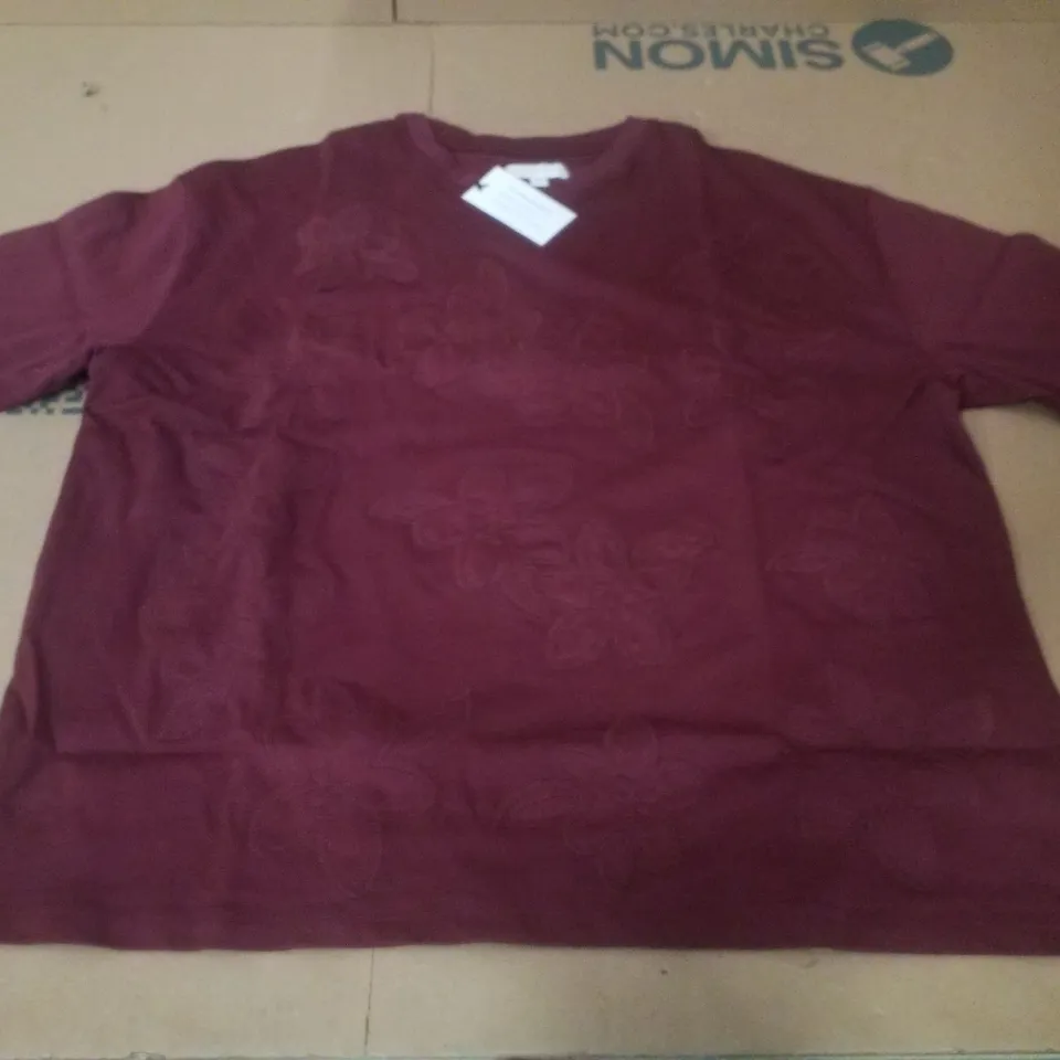 BOX CONTAINING APPROXIMATELY 8 BRAND NEW SIMPLY BE BURGUNDY FLORAL BURNOUT TEES - SIZE 10