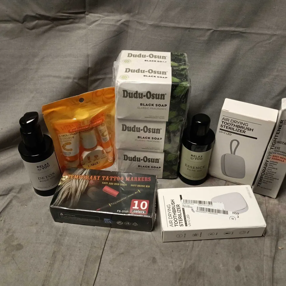APPROXIMATELY 15 ASSORTED HEALTH & BEAUTY PRODUCTS TO INCLUDE BLACK SOAP, TEMPORARY EYE TIGHTENER, DETOX BODY OIL, ETC