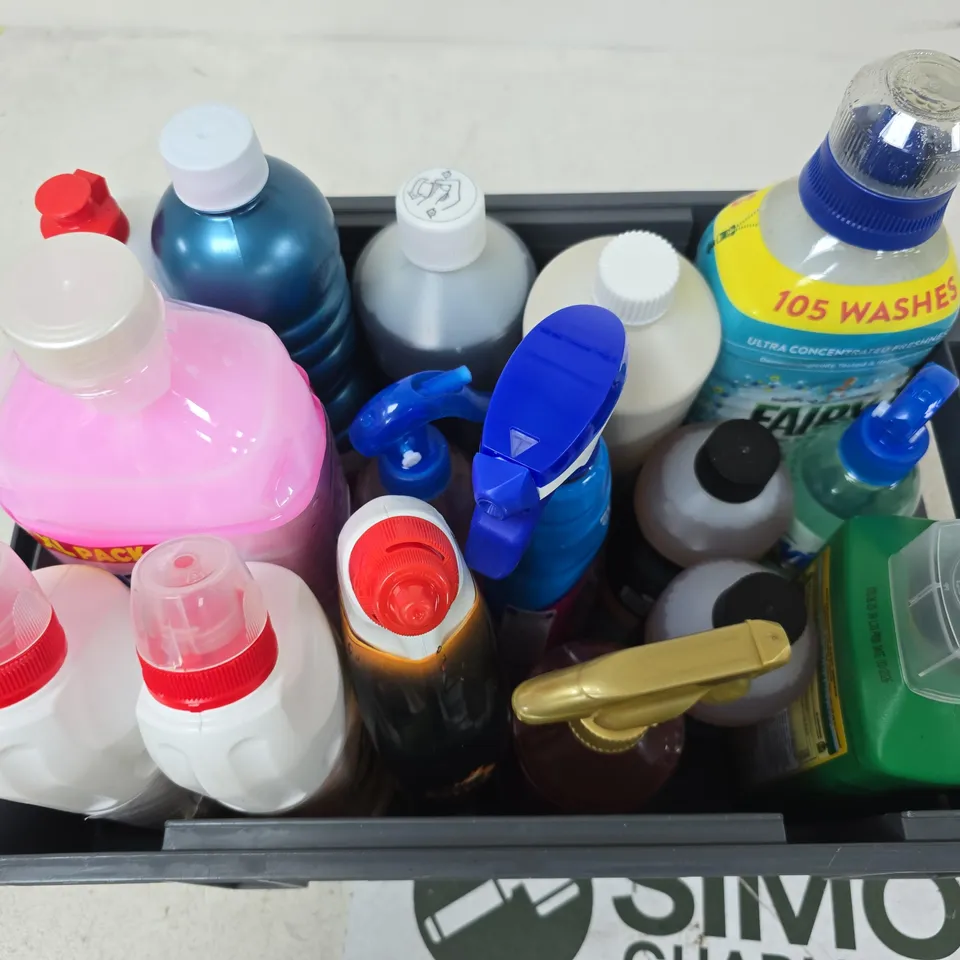 APPROXIMATELY 12 ASSORTED HOUSEHOLD LIQUID PRODUCTS TO INCLUDE MIRACLE GRO FAST GREEN, HARPIC POWER PLUS, FABULOSA MULTI-PURPOSE CLEANER, ETC - COLLECTION ONLY